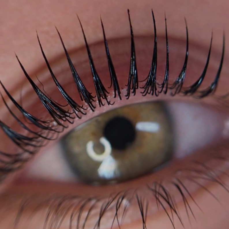 Lashlift bij Maès Beauty, close-up van een hazelbruin oog